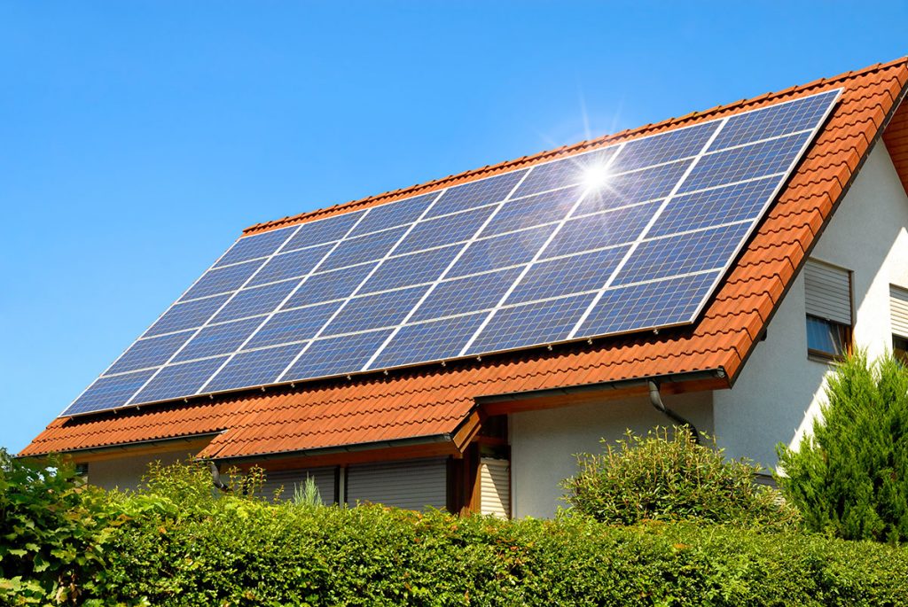 Cuántos kWh produce un panel solar